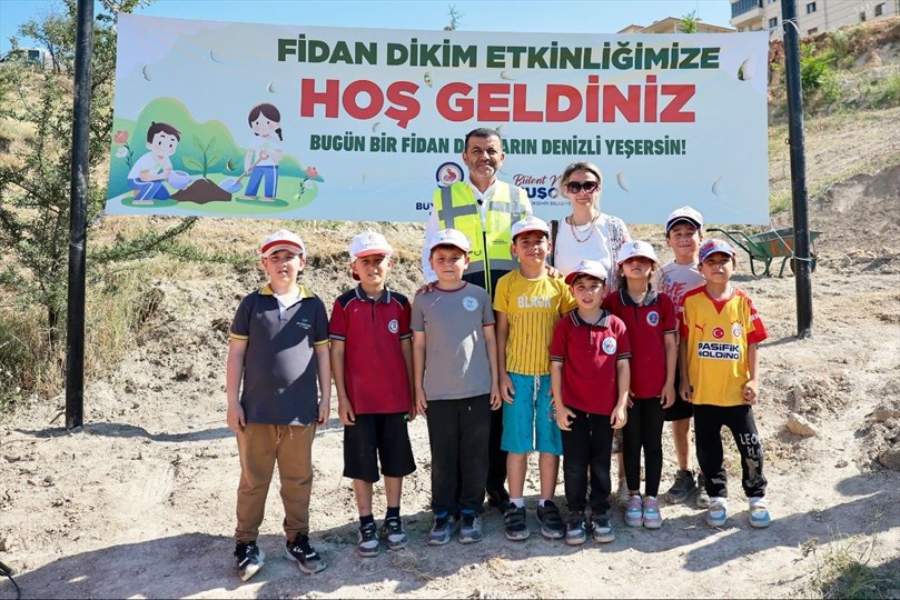 Denizli'de Geleceğe Yeşil Miras: Minik Eller Zeytin Fidanlarına Can Suyu Verdi