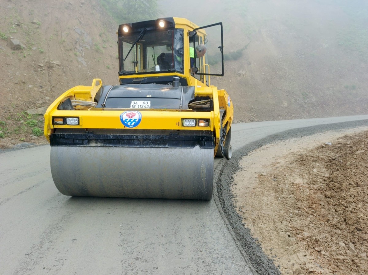 Trabzon’da Yüksek Kesimlerde Yol Seferberliği: 4 İlçede Kuru Beton Hamlesi
