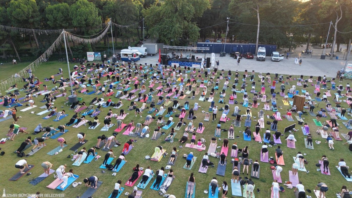 İZMİR KÖRFEZİ VE KÜTÜRPARK'TA YOGA ŞÖLENİ: BÜYÜKŞEHİR'İN DEV YEŞİL ALANINDA YÜZLERCE İZMİRLİ MATLARINI SERDİ!