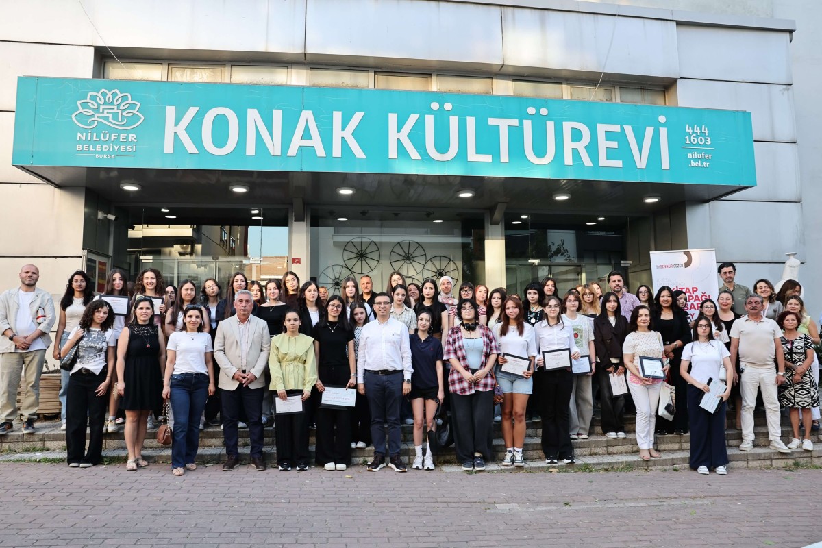NİLÜFER'DE LİSELERARASI KİTAP KAPAĞI YARIŞMASI'NDA ÖDÜLLER SAHİBİNİ BULDU