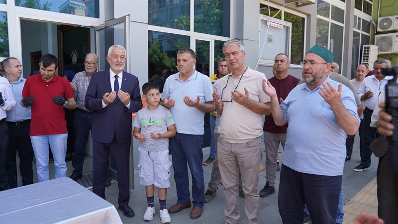 ISPARTA BELEDİYESİNDEN MUHARREM AYI BEREKETİ BELEDİYE ÖNÜNDE AŞURE İKRAMI