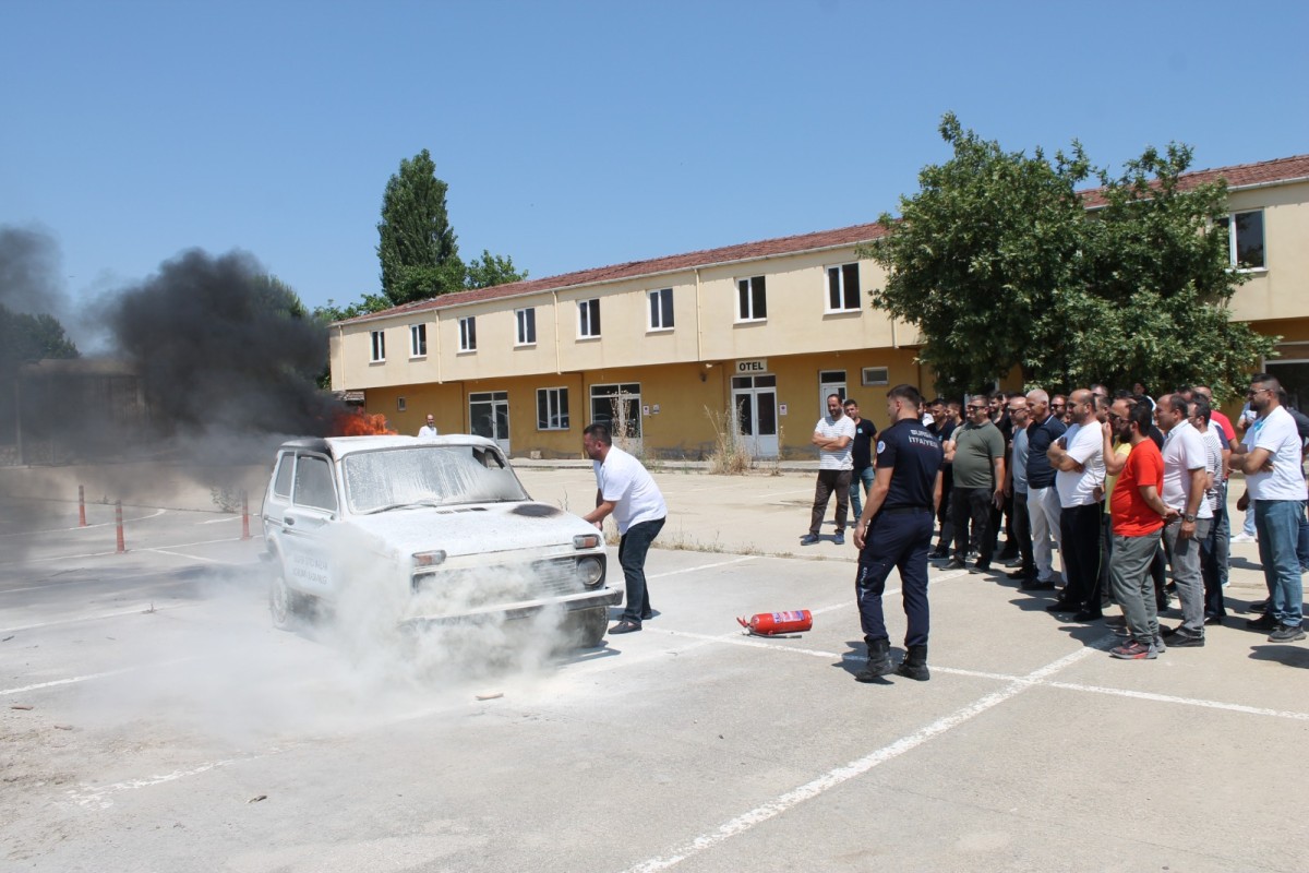 NİLÜFERDE İŞ GÜVENLİĞİ HAMLESİ PERSONELE UYGULAMALI YANGIN EĞİTİMİ